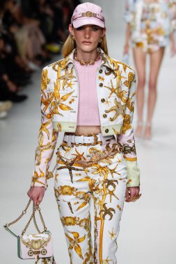 Milan, İtalya - 22 Eylül: Emily Baker, Milano, İtalya Milano moda hafta ilkbahar/yaz 2018 üzerinde 22 Eylül 2017 sırasında Versace Show'da pist yürür. 
