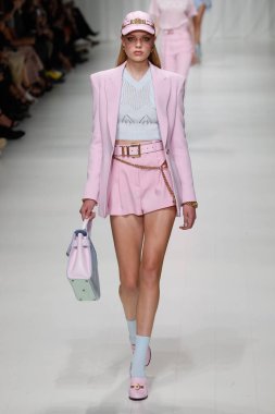 Milan, İtalya - 22 Eylül: Chane Husselmann sırasında Milano, İtalya Milano moda hafta ilkbahar/yaz 2018 üzerinde 22 Eylül 2017 Versace Show'da pist yürür. 