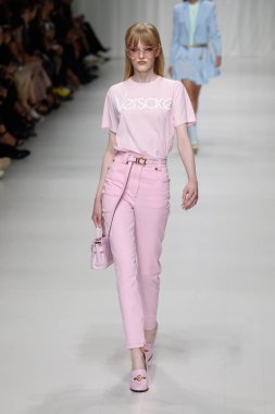 Milan, İtalya - 22 Eylül: Hannah, Milano, İtalya Milano moda hafta ilkbahar/yaz 2018 üzerinde 22 Eylül 2017 sırasında Versace Show'da pist yürür. 