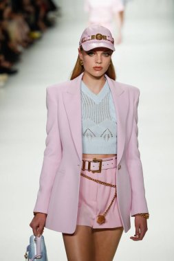 Milan, İtalya - 22 Eylül: Chane Husselmann sırasında Milano, İtalya Milano moda hafta ilkbahar/yaz 2018 üzerinde 22 Eylül 2017 Versace Show'da pist yürür. 