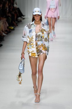 Milan, İtalya - 22 Eylül: Kat Hessen, Milano, İtalya Milano moda hafta ilkbahar/yaz 2018 üzerinde 22 Eylül 2017 sırasında Versace Show'da pist yürür. 