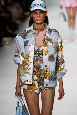 Milan, İtalya - 22 Eylül: Kat Hessen, Milano, İtalya Milano moda hafta ilkbahar/yaz 2018 üzerinde 22 Eylül 2017 sırasında Versace Show'da pist yürür. 