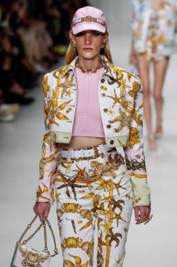 Milan, İtalya - 22 Eylül: Emily Baker, Milano, İtalya Milano moda hafta ilkbahar/yaz 2018 üzerinde 22 Eylül 2017 sırasında Versace Show'da pist yürür. 