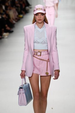 Milan, İtalya - 22 Eylül: Chane Husselmann sırasında Milano, İtalya Milano moda hafta ilkbahar/yaz 2018 üzerinde 22 Eylül 2017 Versace Show'da pist yürür. 