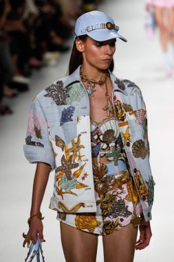 Milan, İtalya - 22 Eylül: Kat Hessen, Milano, İtalya Milano moda hafta ilkbahar/yaz 2018 üzerinde 22 Eylül 2017 sırasında Versace Show'da pist yürür. 