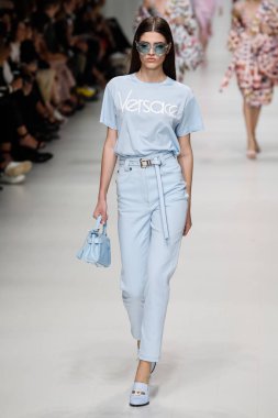 Milan, İtalya - 22 Eylül: Alexandra Micu, Milano, İtalya Milano moda hafta ilkbahar/yaz 2018 üzerinde 22 Eylül 2017 sırasında Versace Show'da pist yürür. 