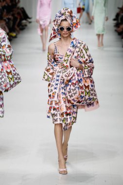 Milan, İtalya - 22 Eylül: Giulia Maenza sırasında Milano, İtalya Milano moda hafta ilkbahar/yaz 2018 üzerinde 22 Eylül 2017 Versace Show'da pist yürür. 
