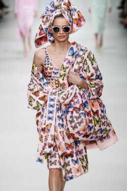 Milan, İtalya - 22 Eylül: Giulia Maenza sırasında Milano, İtalya Milano moda hafta ilkbahar/yaz 2018 üzerinde 22 Eylül 2017 Versace Show'da pist yürür. 