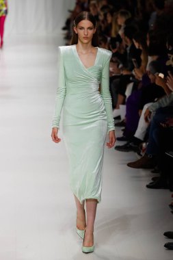 Milan, İtalya - 22 Eylül: Manken, Milano, İtalya Milano moda hafta ilkbahar/yaz 2018 üzerinde 22 Eylül 2017 sırasında Versace Show'da pist yürür. 