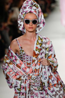 Milan, İtalya - 22 Eylül: Giulia Maenza sırasında Milano, İtalya Milano moda hafta ilkbahar/yaz 2018 üzerinde 22 Eylül 2017 Versace Show'da pist yürür. 
