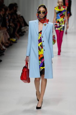 Milan, İtalya - 22 Eylül: Issa Lish, Milano, İtalya Milano moda hafta ilkbahar/yaz 2018 üzerinde 22 Eylül 2017 sırasında Versace Show'da pist yürür. 