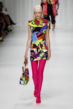 Milan, İtalya - 22 Eylül: Marjan Jonkman sırasında Milano, İtalya Milano moda hafta ilkbahar/yaz 2018 üzerinde 22 Eylül 2017 Versace Show'da pist yürür. 