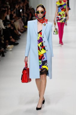 Milan, İtalya - 22 Eylül: Issa Lish, Milano, İtalya Milano moda hafta ilkbahar/yaz 2018 üzerinde 22 Eylül 2017 sırasında Versace Show'da pist yürür. 