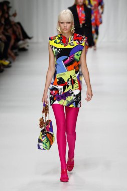Milan, İtalya - 22 Eylül: Marjan Jonkman sırasında Milano, İtalya Milano moda hafta ilkbahar/yaz 2018 üzerinde 22 Eylül 2017 Versace Show'da pist yürür. 