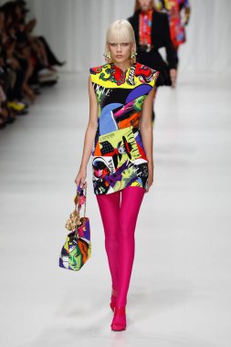 Milan, İtalya - 22 Eylül: Marjan Jonkman sırasında Milano, İtalya Milano moda hafta ilkbahar/yaz 2018 üzerinde 22 Eylül 2017 Versace Show'da pist yürür. 