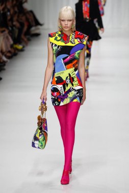 Milan, İtalya - 22 Eylül: Marjan Jonkman sırasında Milano, İtalya Milano moda hafta ilkbahar/yaz 2018 üzerinde 22 Eylül 2017 Versace Show'da pist yürür. 