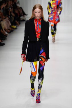 Milan, İtalya - 22 Eylül: Rianne van Rompaey, Milano, İtalya Milano moda hafta ilkbahar/yaz 2018 üzerinde 22 Eylül 2017 sırasında Versace Show'da pist yürür. 