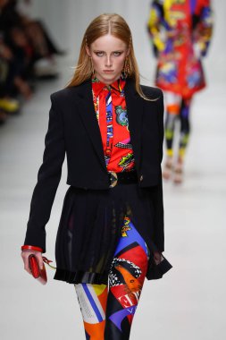 Milan, İtalya - 22 Eylül: Rianne van Rompaey, Milano, İtalya Milano moda hafta ilkbahar/yaz 2018 üzerinde 22 Eylül 2017 sırasında Versace Show'da pist yürür. 