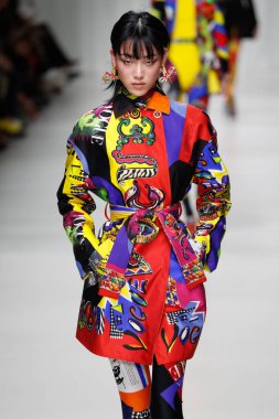 Milan, İtalya - 22 Eylül: Sora Choi, Milano, İtalya Milano moda hafta ilkbahar/yaz 2018 üzerinde 22 Eylül 2017 sırasında Versace Show'da pist yürür. 