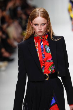 Milan, İtalya - 22 Eylül: Rianne van Rompaey, Milano, İtalya Milano moda hafta ilkbahar/yaz 2018 üzerinde 22 Eylül 2017 sırasında Versace Show'da pist yürür. 