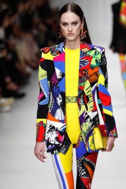 Milan, İtalya - 22 Eylül: Sarah Brannon, Milano, İtalya Milano moda hafta ilkbahar/yaz 2018 üzerinde 22 Eylül 2017 sırasında Versace Show'da pist yürür. 