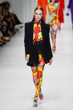 Milan, İtalya - 22 Eylül: Kiki Willems, Milano, İtalya Milano moda hafta ilkbahar/yaz 2018 üzerinde 22 Eylül 2017 sırasında Versace Show'da pist yürür. 