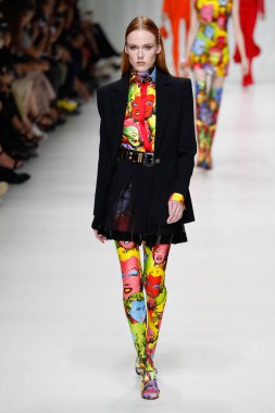 Milan, İtalya - 22 Eylül: Kiki Willems, Milano, İtalya Milano moda hafta ilkbahar/yaz 2018 üzerinde 22 Eylül 2017 sırasında Versace Show'da pist yürür. 
