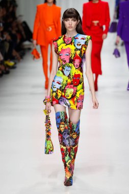 Milan, İtalya - 22 Eylül: Grace Hartzel sırasında Milano, İtalya Milano moda hafta ilkbahar/yaz 2018 üzerinde 22 Eylül 2017 Versace Show'da pist yürür. 