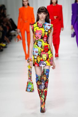 Milan, İtalya - 22 Eylül: Grace Hartzel sırasında Milano, İtalya Milano moda hafta ilkbahar/yaz 2018 üzerinde 22 Eylül 2017 Versace Show'da pist yürür. 
