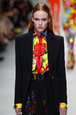 Milan, İtalya - 22 Eylül: Kiki Willems, Milano, İtalya Milano moda hafta ilkbahar/yaz 2018 üzerinde 22 Eylül 2017 sırasında Versace Show'da pist yürür. 