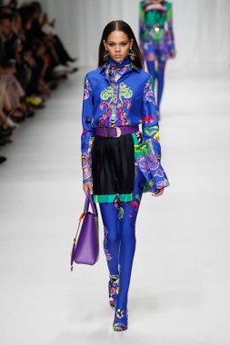Milan, İtalya - 22 Eylül: Hiandra Martinez, Milano, İtalya Milano moda hafta ilkbahar/yaz 2018 üzerinde 22 Eylül 2017 sırasında Versace Show'da pist yürür. 