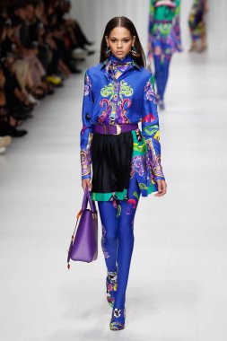 Milan, İtalya - 22 Eylül: Hiandra Martinez, Milano, İtalya Milano moda hafta ilkbahar/yaz 2018 üzerinde 22 Eylül 2017 sırasında Versace Show'da pist yürür. 