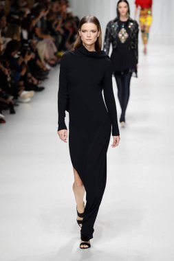 Milan, İtalya - 22 Eylül: Manken, Milano, İtalya Milano moda hafta ilkbahar/yaz 2018 üzerinde 22 Eylül 2017 sırasında Versace Show'da pist yürür. 