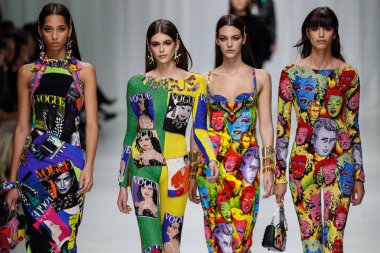 Milan, İtalya - 22 Eylül: Yasmin Wijnaldum, Kaia Gerber, Mika Arganaraz, Vittoria Ceretti Versace Show'da pist üzerinde 22 Eylül 2017 Milan moda hafta ilkbahar/yaz 2018, Milano, İtalya sırasında yürümek. 
