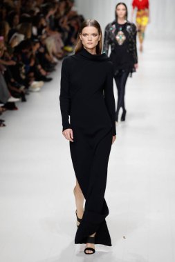Milan, İtalya - 22 Eylül: Manken, Milano, İtalya Milano moda hafta ilkbahar/yaz 2018 üzerinde 22 Eylül 2017 sırasında Versace Show'da pist yürür. 
