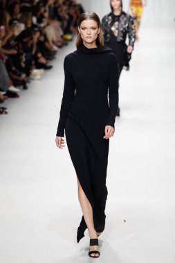 Milan, İtalya - 22 Eylül: Manken, Milano, İtalya Milano moda hafta ilkbahar/yaz 2018 üzerinde 22 Eylül 2017 sırasında Versace Show'da pist yürür. 