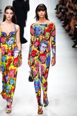 Milan, İtalya - 22 Eylül: Mika Arganaraz ve Vittoria Ceretti Versace Show'da pist, Milano, İtalya Milano moda hafta ilkbahar/yaz 2018 üzerinde 22 Eylül 2017 sırasında yürümek. 