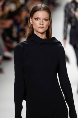 Milan, İtalya - 22 Eylül: Manken, Milano, İtalya Milano moda hafta ilkbahar/yaz 2018 üzerinde 22 Eylül 2017 sırasında Versace Show'da pist yürür. 