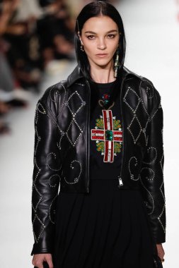 Milan, İtalya - 22 Eylül: Mariacarla Boscono, Milano, İtalya Milano moda hafta ilkbahar/yaz 2018 üzerinde 22 Eylül 2017 sırasında Versace Show'da pist yürür. 