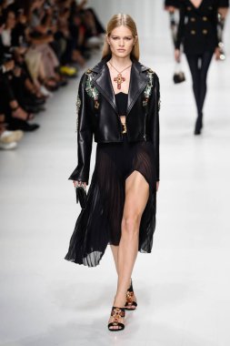 Milan, İtalya - 22 Eylül: Anna ibrik, Milano, İtalya Milano moda hafta ilkbahar/yaz 2018 üzerinde 22 Eylül 2017 sırasında Versace Show'da pist yürür. 