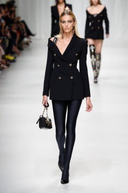 Milan, İtalya - 22 Eylül: Anja Rubik, Milano, İtalya Milano moda hafta ilkbahar/yaz 2018 üzerinde 22 Eylül 2017 sırasında Versace Show'da pist yürür. 