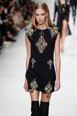 Milan, İtalya - 22 Eylül: Lexi Boling, Milano, İtalya Milano moda hafta ilkbahar/yaz 2018 üzerinde 22 Eylül 2017 sırasında Versace Show'da pist yürür. 