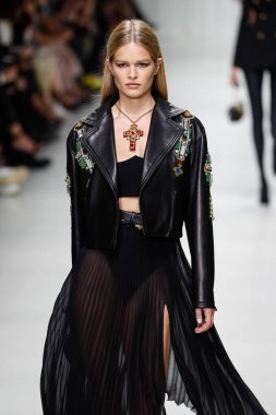 Milan, İtalya - 22 Eylül: Anna ibrik, Milano, İtalya Milano moda hafta ilkbahar/yaz 2018 üzerinde 22 Eylül 2017 sırasında Versace Show'da pist yürür. 