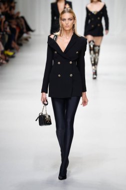Milan, İtalya - 22 Eylül: Anja Rubik, Milano, İtalya Milano moda hafta ilkbahar/yaz 2018 üzerinde 22 Eylül 2017 sırasında Versace Show'da pist yürür. 