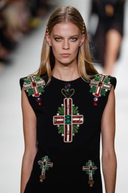 Milan, İtalya - 22 Eylül: Lexi Boling, Milano, İtalya Milano moda hafta ilkbahar/yaz 2018 üzerinde 22 Eylül 2017 sırasında Versace Show'da pist yürür. 