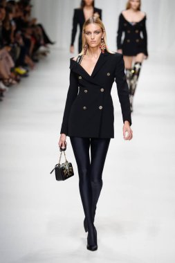 Milan, İtalya - 22 Eylül: Anja Rubik, Milano, İtalya Milano moda hafta ilkbahar/yaz 2018 üzerinde 22 Eylül 2017 sırasında Versace Show'da pist yürür. 