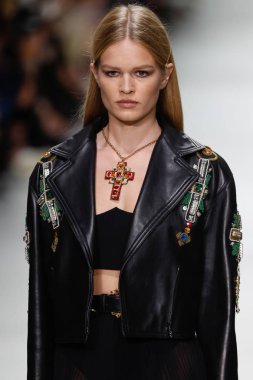 Milan, İtalya - 22 Eylül: Anna ibrik, Milano, İtalya Milano moda hafta ilkbahar/yaz 2018 üzerinde 22 Eylül 2017 sırasında Versace Show'da pist yürür. 