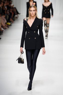 Milan, İtalya - 22 Eylül: Anja Rubik, Milano, İtalya Milano moda hafta ilkbahar/yaz 2018 üzerinde 22 Eylül 2017 sırasında Versace Show'da pist yürür. 