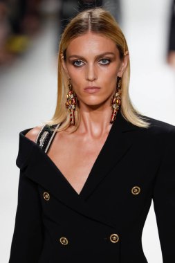 Milan, İtalya - 22 Eylül: Anja Rubik, Milano, İtalya Milano moda hafta ilkbahar/yaz 2018 üzerinde 22 Eylül 2017 sırasında Versace Show'da pist yürür. 