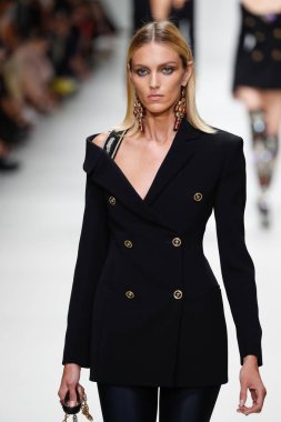 Milan, İtalya - 22 Eylül: Anja Rubik, Milano, İtalya Milano moda hafta ilkbahar/yaz 2018 üzerinde 22 Eylül 2017 sırasında Versace Show'da pist yürür. 